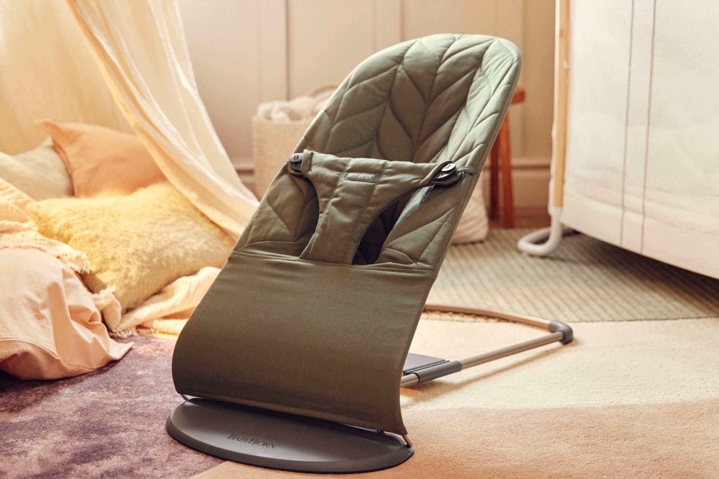 Bouncer Bliss in Dark green cotton woven  - BabyBjörn