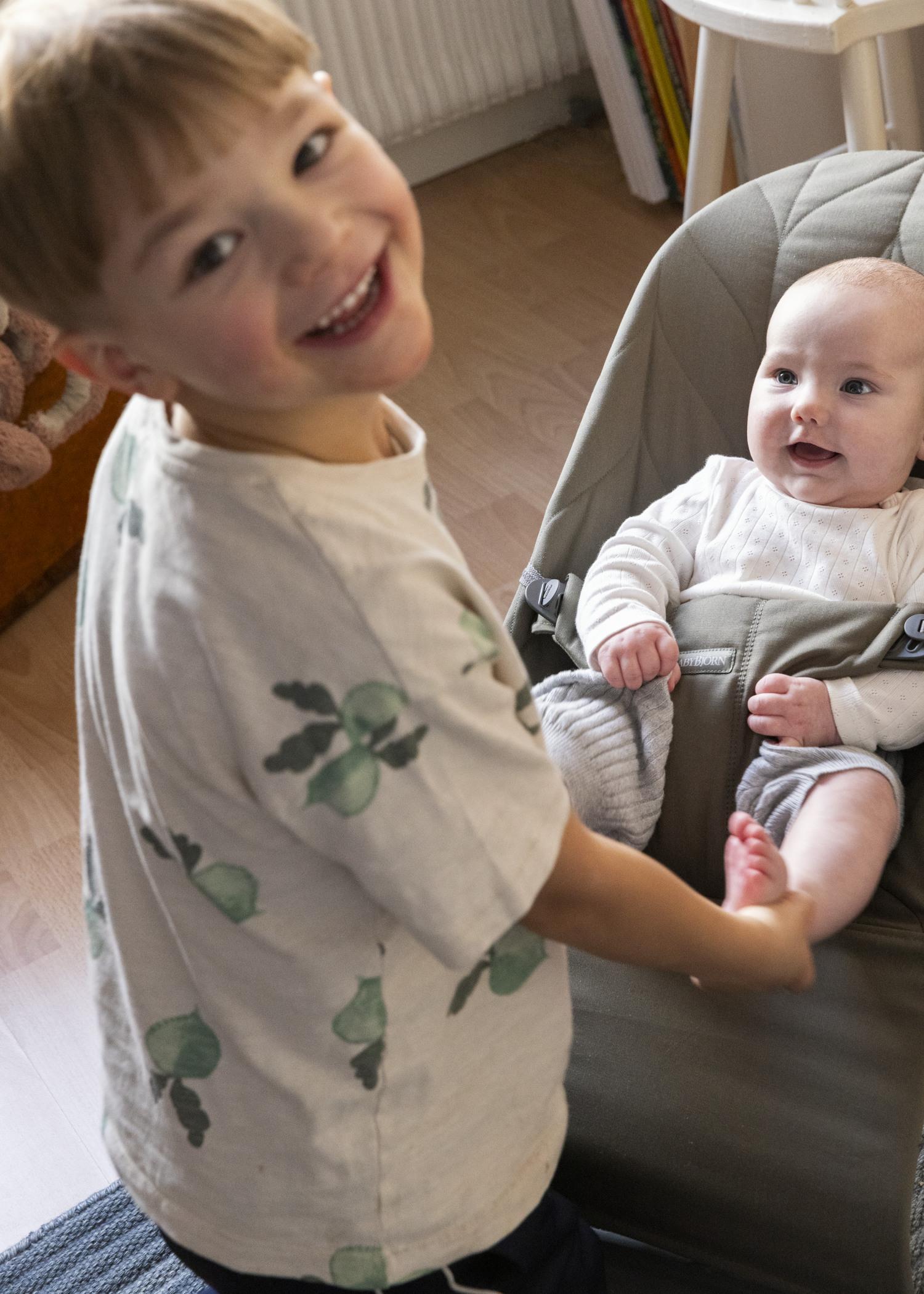 Bouncer Bliss in Dark green Woven Petal quilt - BabyBjörn